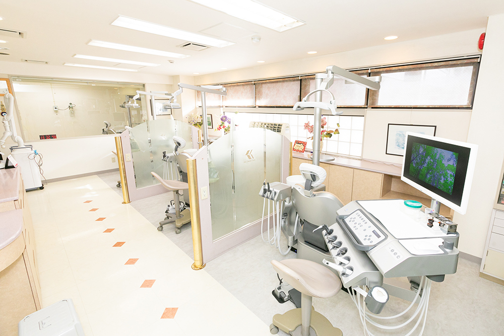 診察室も広いスペースが確保されており、ゆったりと治療を受けていただけます。
